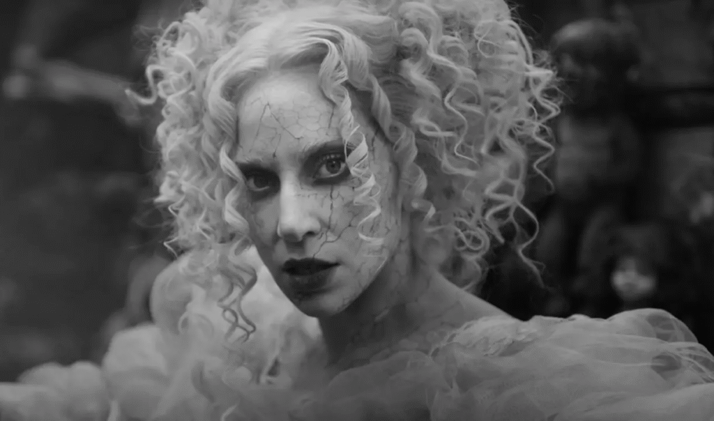 Lady Gaga lança clipe de “The Dead Dance” dirigido por Tim Burton
