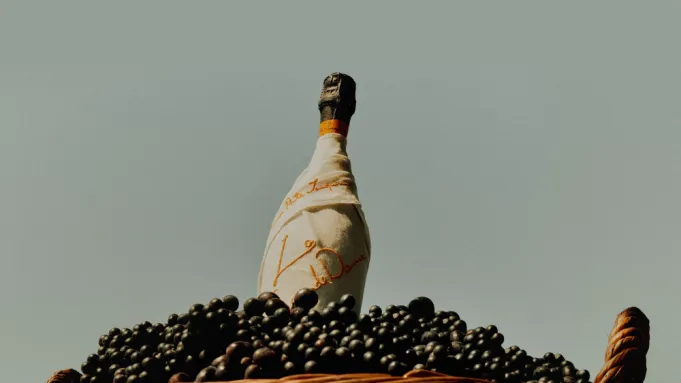 Jacquemus e Veuve Clicquot em parceria exclusiva em para Champanhe de edição limitada