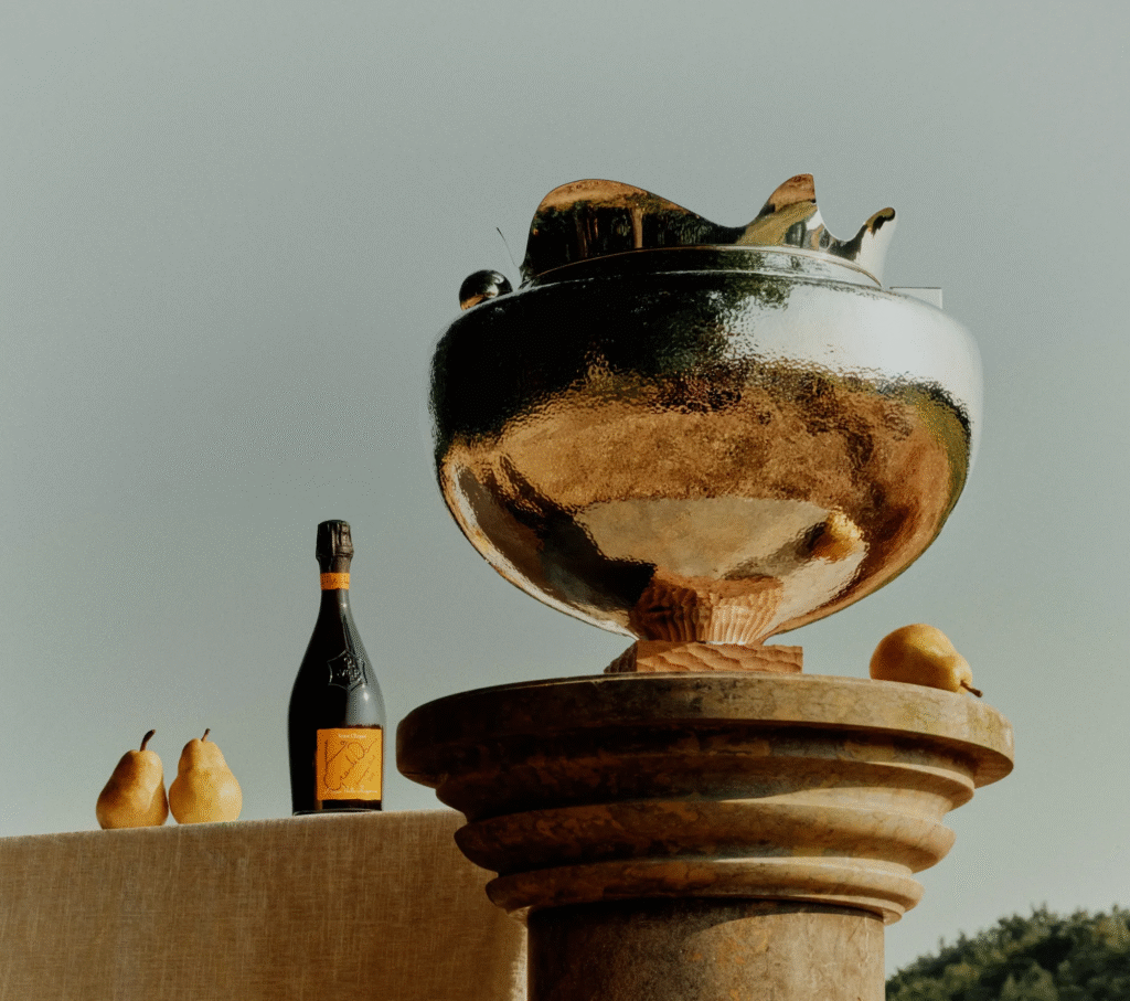 Jacquemus e Veuve Clicquot em parceria exclusiva em para Champanhe de edição limitada