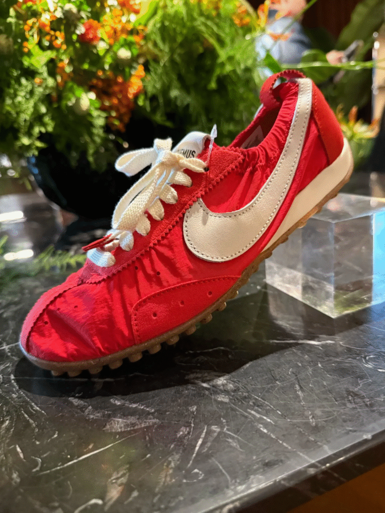 Nike e Jacquemus resgatam o icônico Moon Shoe em nova colaboração