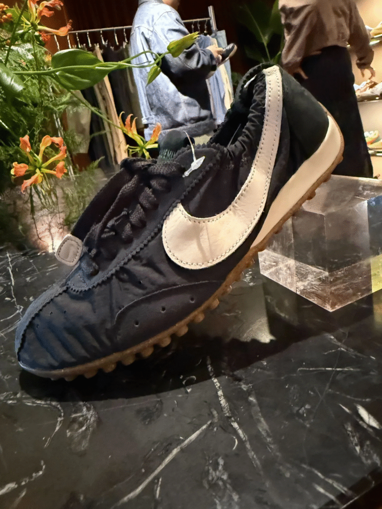Nike e Jacquemus resgatam o icônico Moon Shoe em nova colaboração