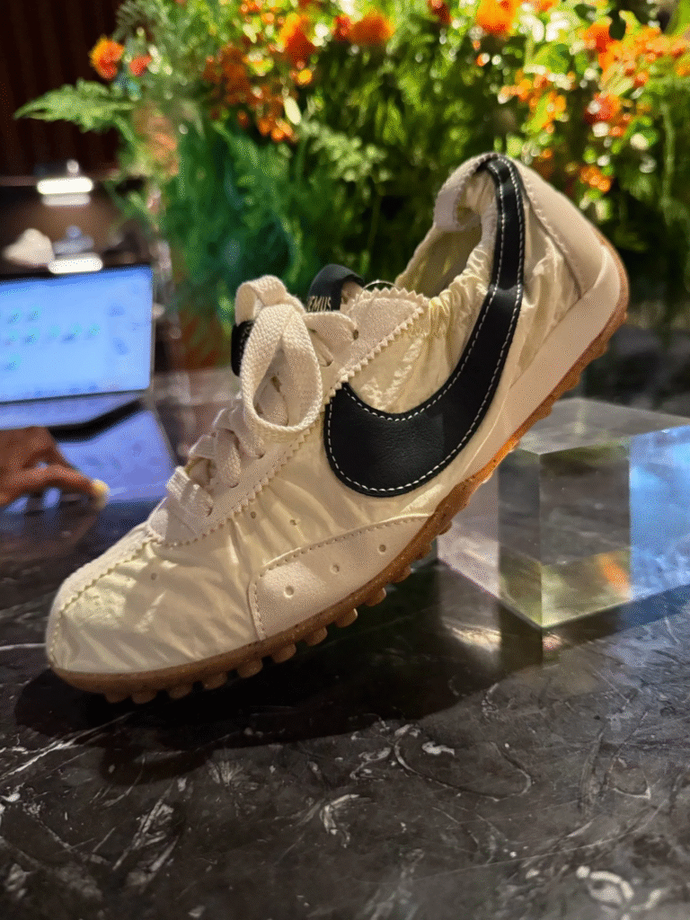Nike e Jacquemus resgatam o icônico Moon Shoe em nova colaboração