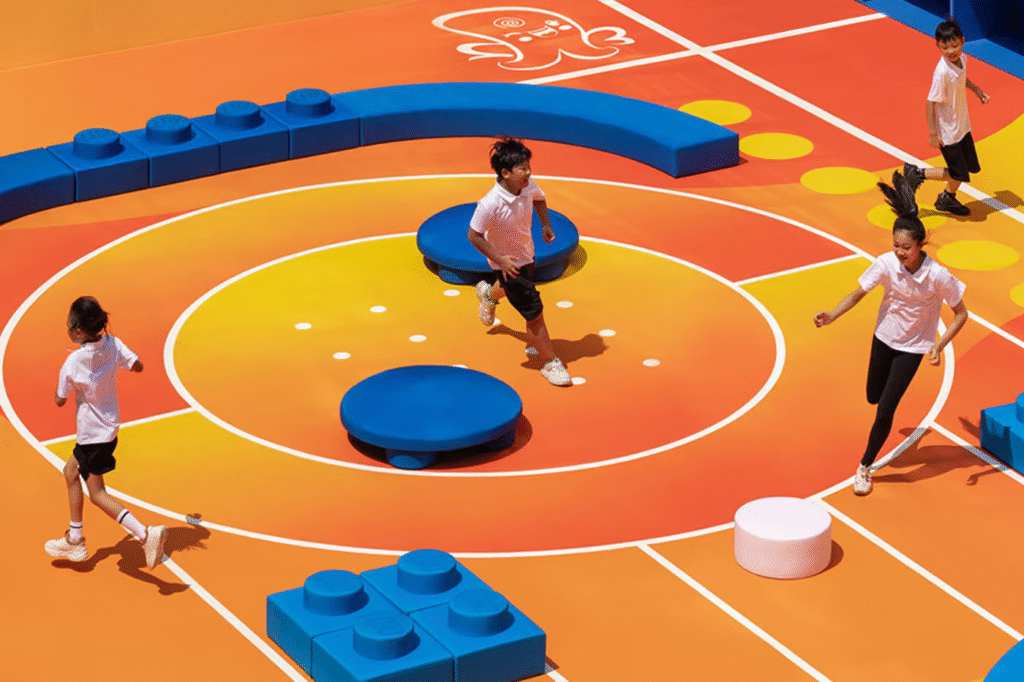 Nike e LEGO transformam playground em Xangai com design modular