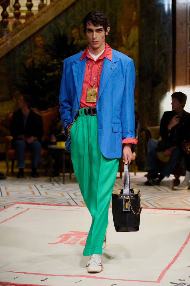 Prada recebe aprovação da União Europeia para aquisição da Versace
