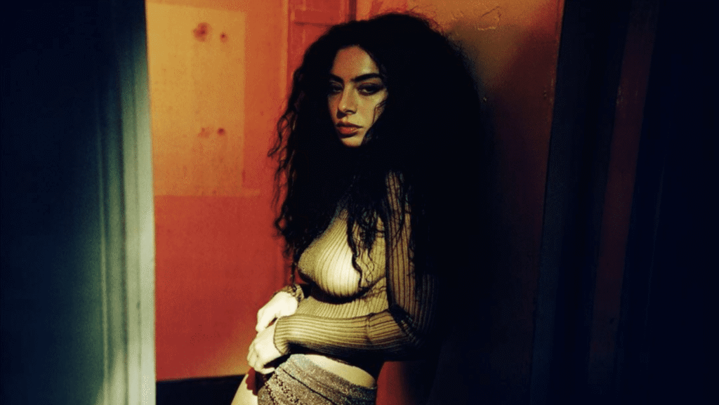 Tudo o que sabemos sobre The Moment, o novo filme de Charli XCX