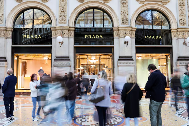 Prada recebe aprovação da União Europeia para aquisição da Versace
