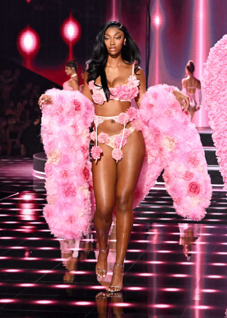 Confira os looks da passarela do Victoria’s Secret Fashion Show 2025