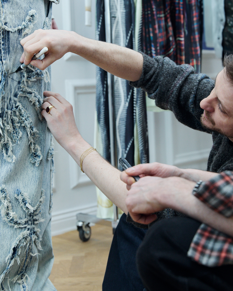 H&M x Glenn Martens: Por dentro da colaboração que une o design radical e o cotidiano