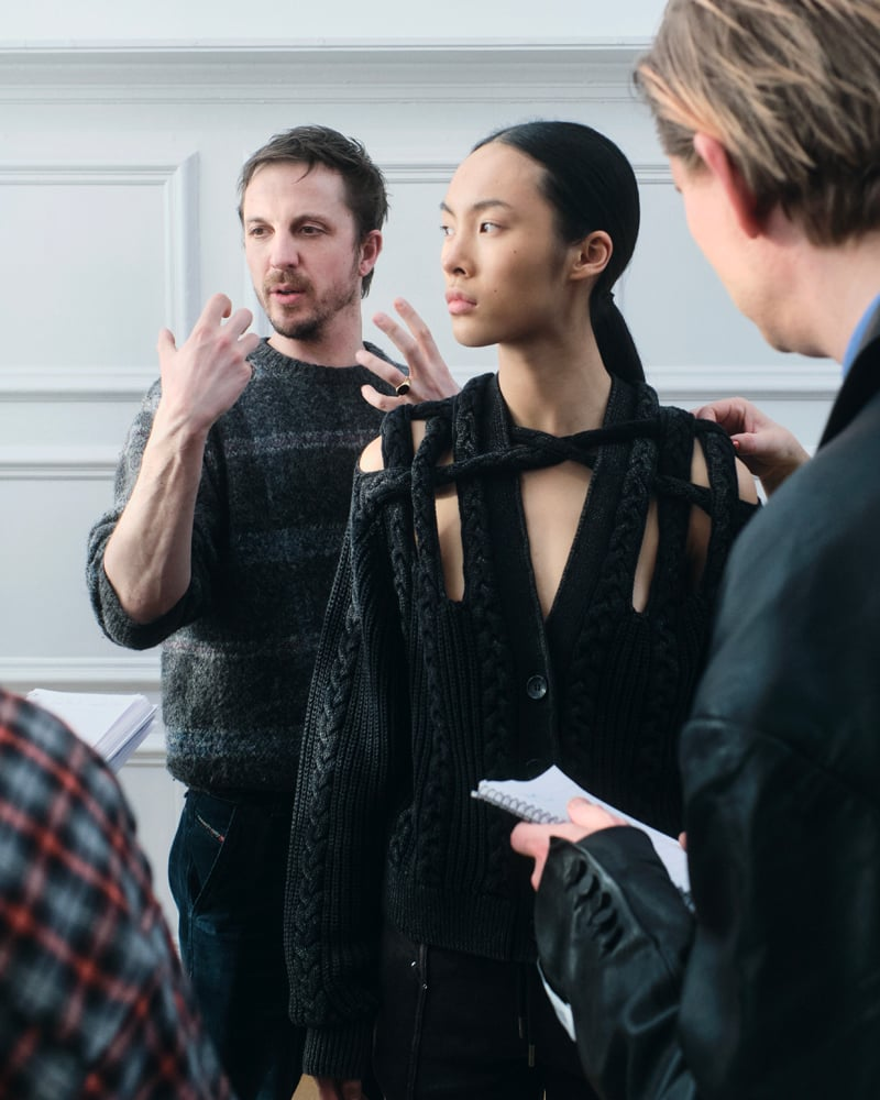 H&M x Glenn Martens: Por dentro da colaboração que une o design radical e o cotidiano
