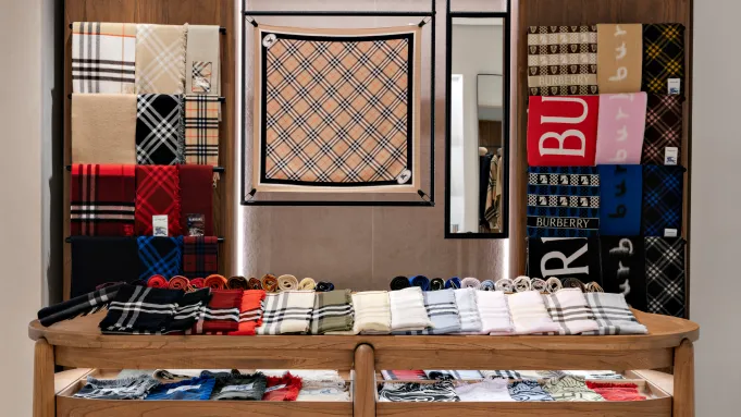 Burberry reabre loja em São Paulo com serviço de trench coats sob medida e experiência de café exclusiva