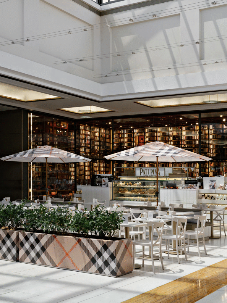 Burberry reabre loja em São Paulo com serviço de trench coats sob medida e experiência de café exclusiva