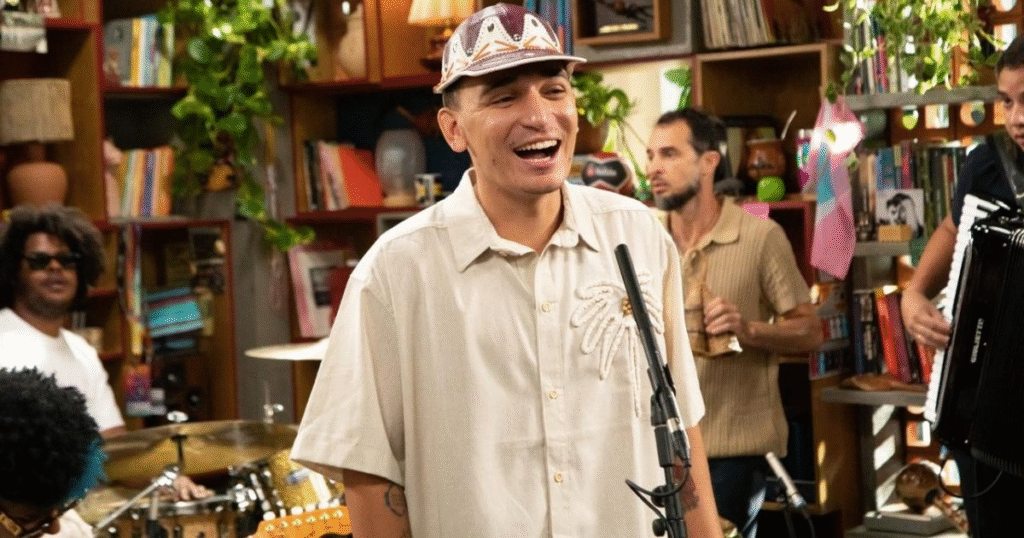 João Gomes inaugura o Tiny Desk Brasil com apresentação intimista