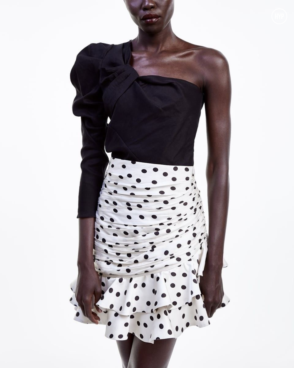 Blusa de um ombro só: a peça que virou febre entre as fashionistas