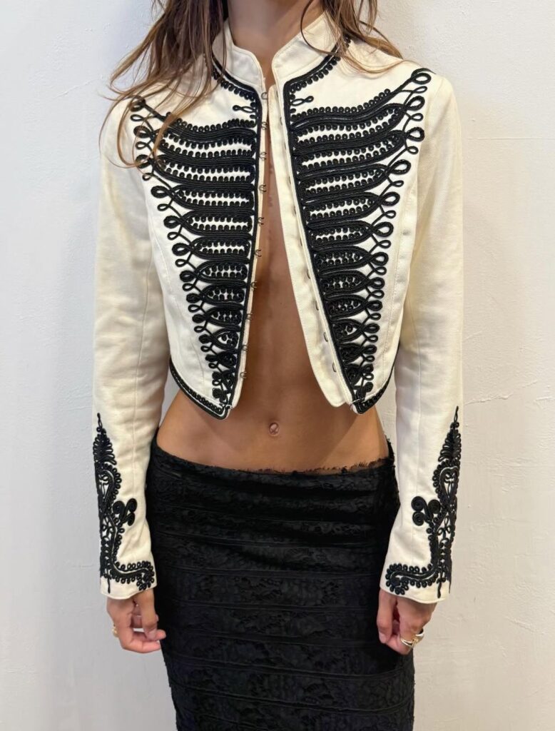 Jaqueta militar: guia completo da peça vintage que está dominando os looks