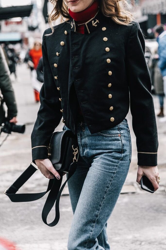 Jaqueta militar: guia completo da peça vintage que está dominando os looks