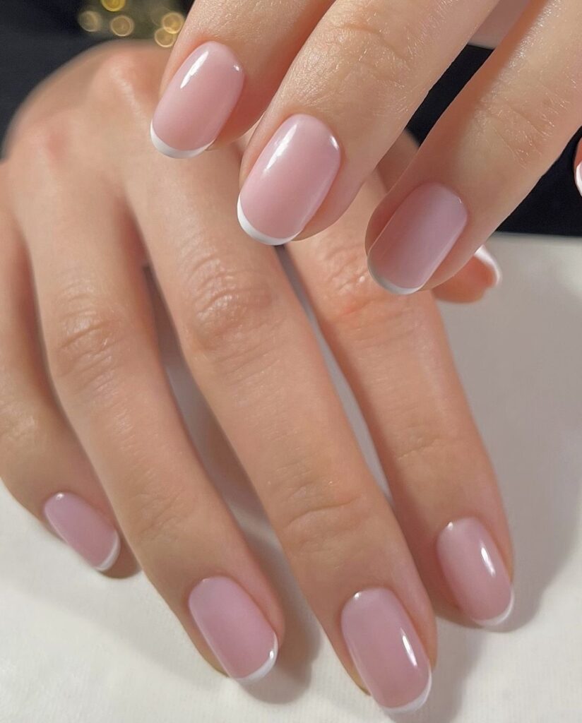 tendência soap nails com acabamento cremoso e natural