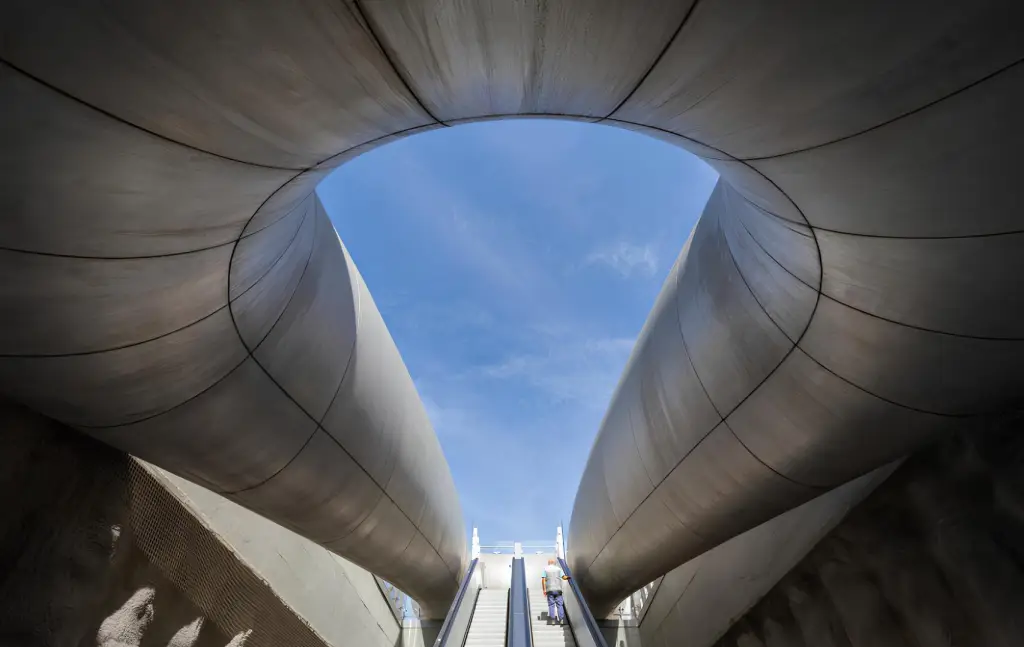 Nápoles inaugura estação de metrô projetada por Anish Kapoor