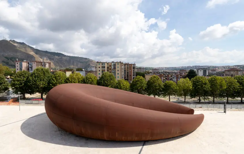 Nápoles inaugura estação de metrô projetada por Anish Kapoor
