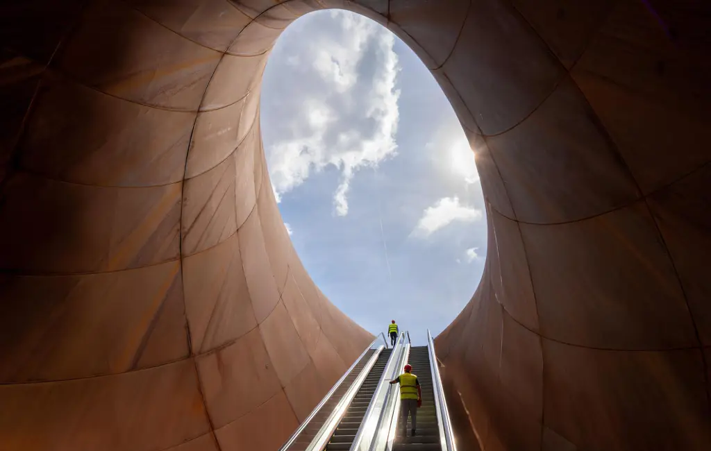 Nápoles inaugura estação de metrô projetada por Anish Kapoor