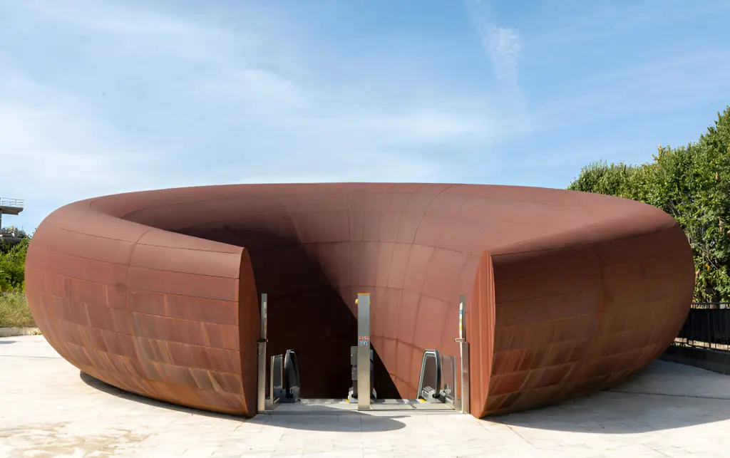Nápoles inaugura estação de metrô projetada por Anish Kapoor