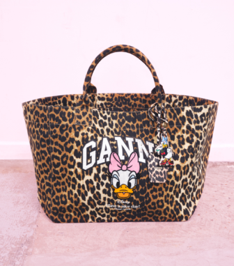 Ganni e Disney lançam primeira colaboração estrelada por Margarida