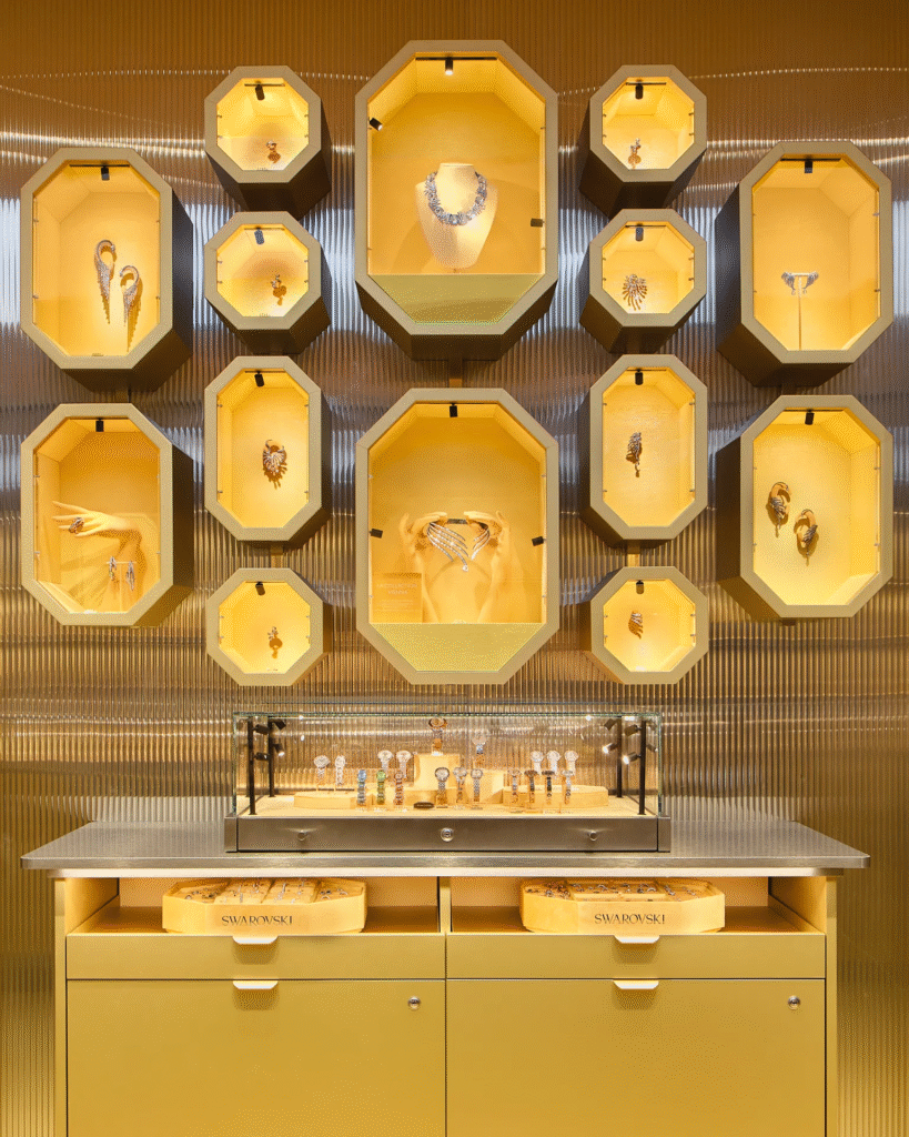 Swarovski acende os Champs-Élysées com seu primeiro pop-up e patrocínio oficial