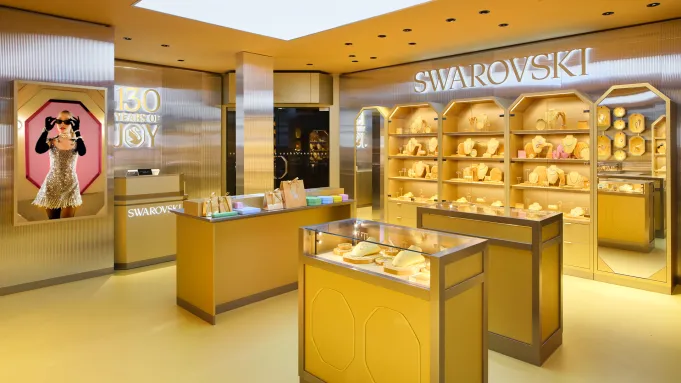 Swarovski acende os Champs-Élysées com seu primeiro pop-up e patrocínio oficial
