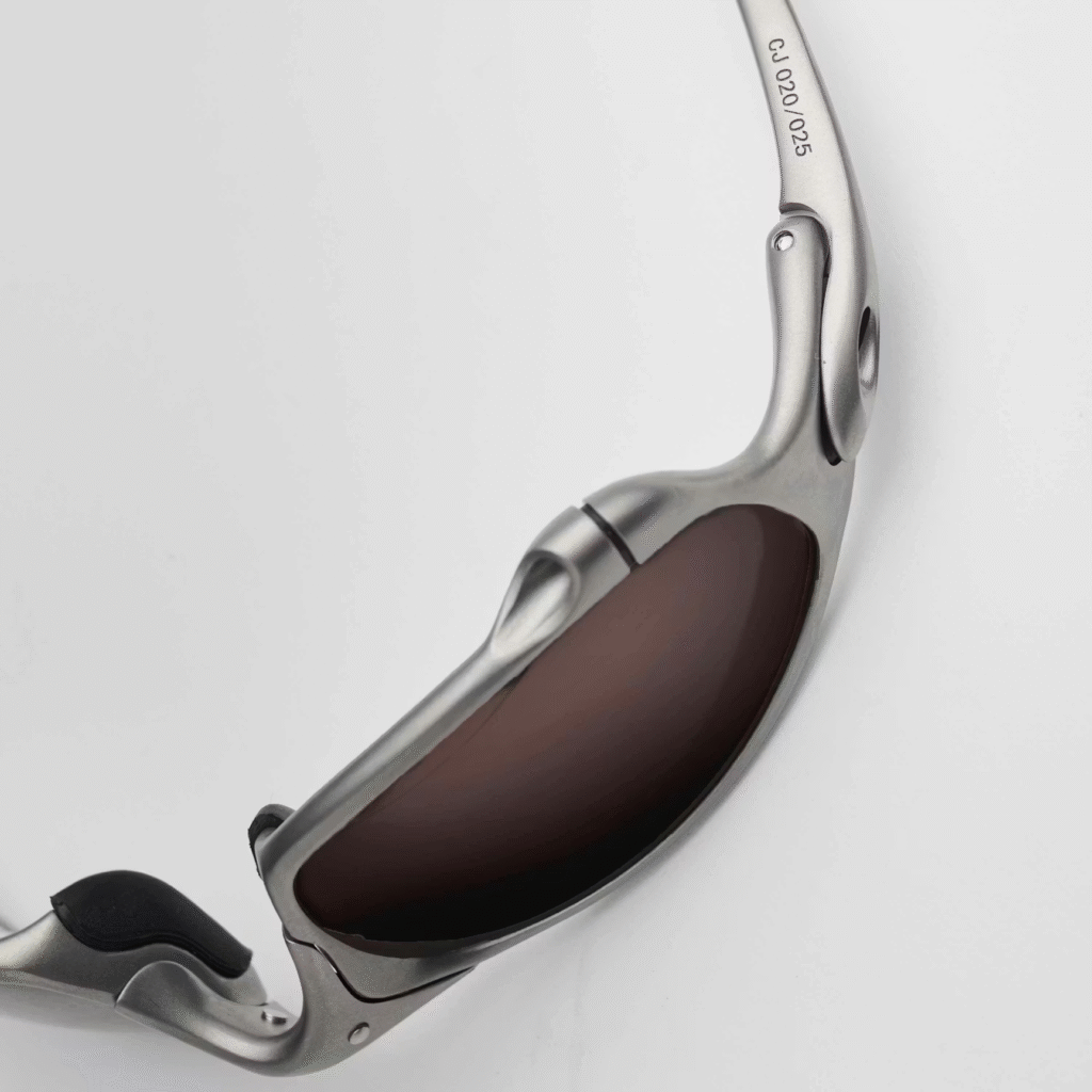 Travis Scott relança um dos modelos mais raros da Oakley em sua estreia como chief visionary officer