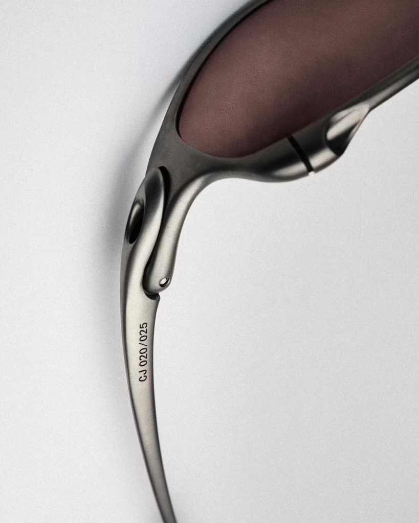 Travis Scott relança um dos modelos mais raros da Oakley em sua estreia como chief visionary officer