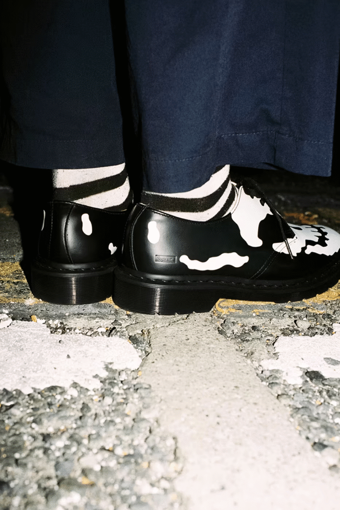 Supreme x Dr. Martens: colaboração traz nova versão do 1461 em 2025