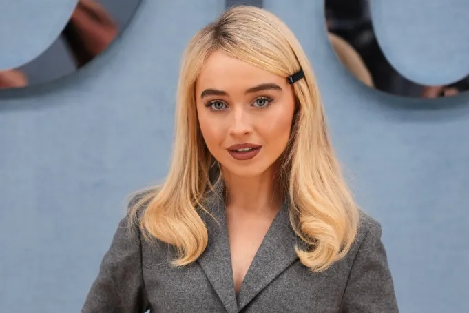 Sabrina Carpenter protagonizará musical inspirado em Alice no País das Maravilhas da Universal Pictures