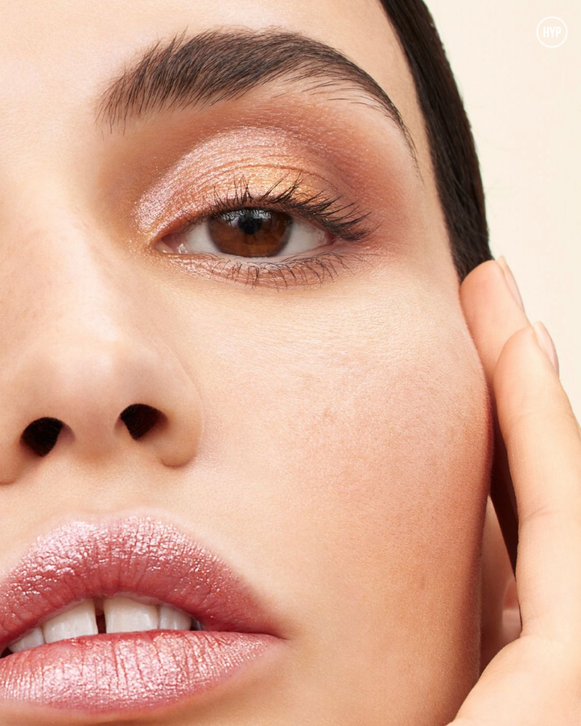 Make Glow Glam é a principal aposta de maquiagem para o Réveillon 2026, com brilho estratégico, pele sofisticada e olhos iluminados.