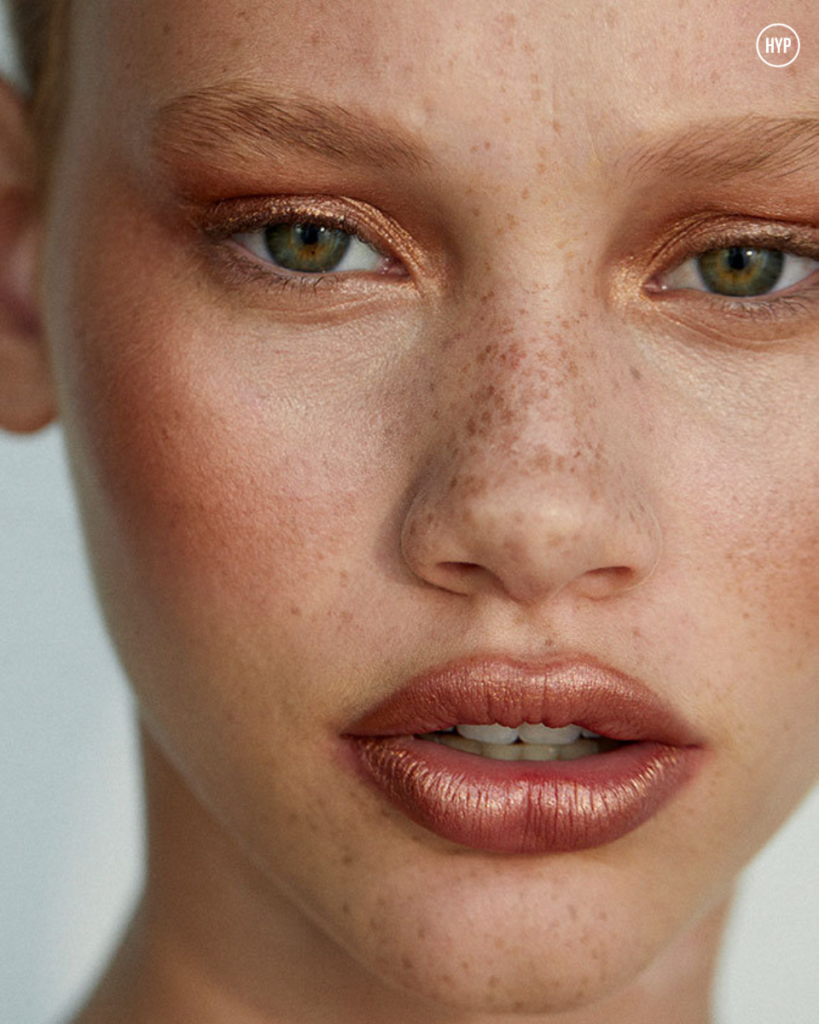 Make Glow Glam é a principal aposta de maquiagem para o Réveillon 2026, com brilho estratégico, pele sofisticada e olhos iluminados.