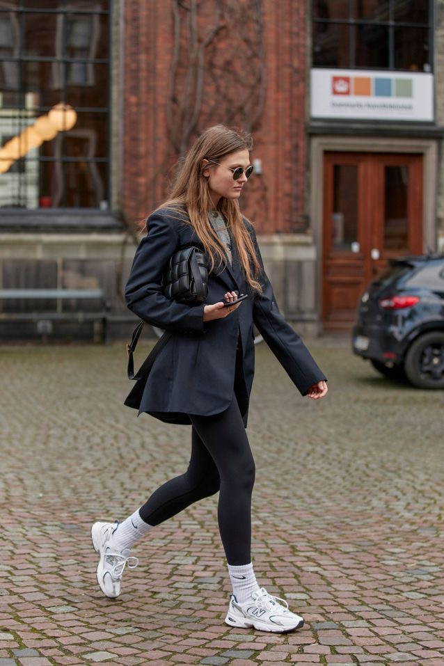 calça legging no street style em look urbano minimalista