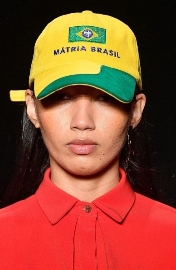 acessórios no estilo Brazilcore com mood tropical