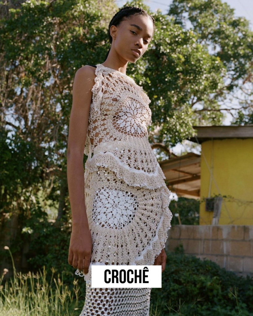 Look Réveillon 2026 aposta em textura, brilho moderno e silhuetas leves para um visual sofisticado e cheio de intenção na virada do ano.