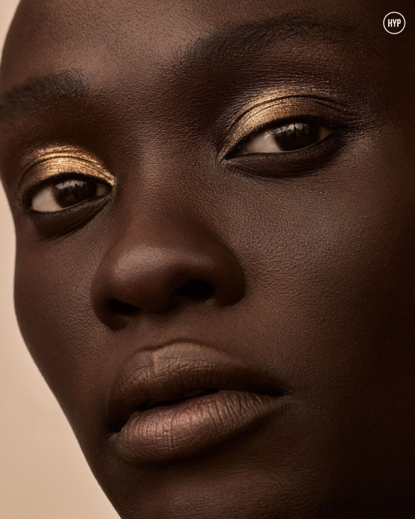 Make Glow Glam é a principal aposta de maquiagem para o Réveillon 2026, com brilho estratégico, pele sofisticada e olhos iluminados.