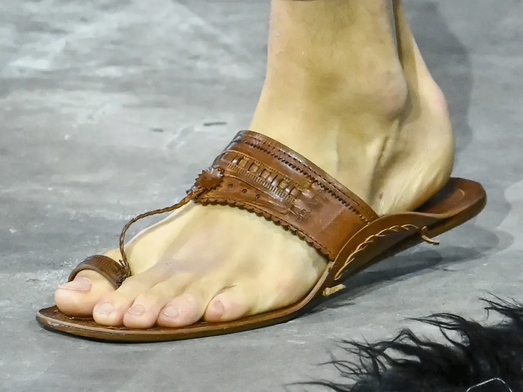 Sandálias feitas na Índia: Prada lança coleção após polêmica