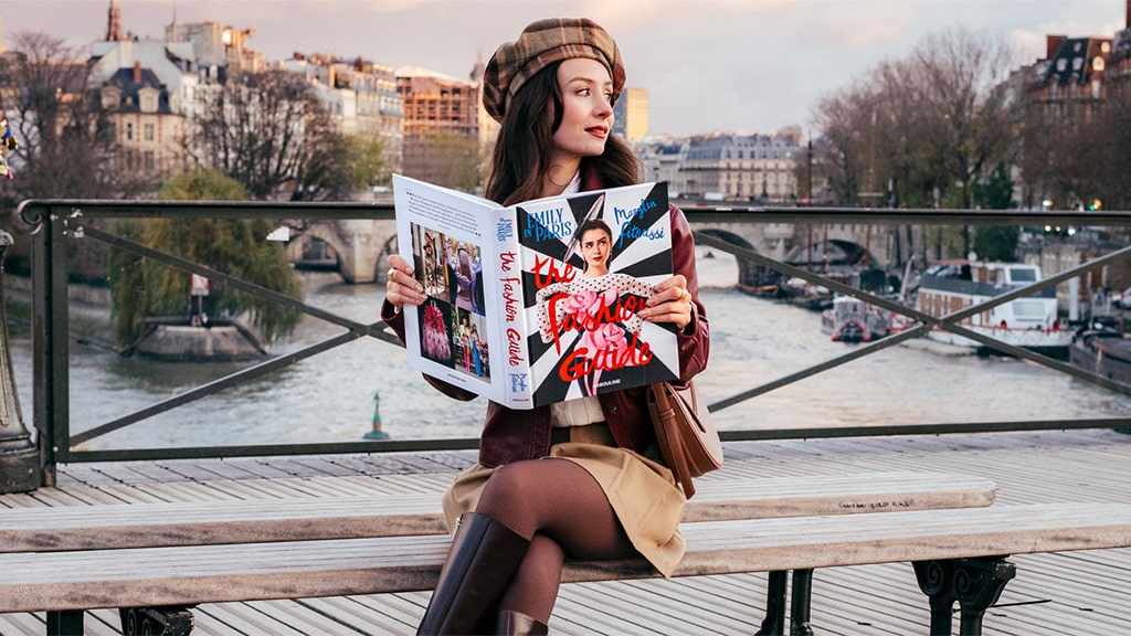 Emily in Paris: The Fashion Guide vira objeto de desejo