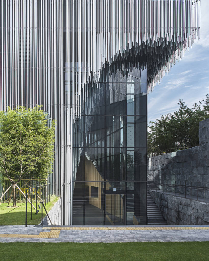 Audeum Museum inaugura em Seul como o primeiro museu de áudio do mundo, unindo arquitetura de Kengo Kuma e uma imersão total na história do som.