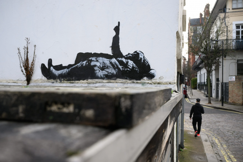 Banksy Londres surpreende com murais gêmeos em Bayswater e Centre Point, abordando juventude em situação de rua às vésperas do Natal.