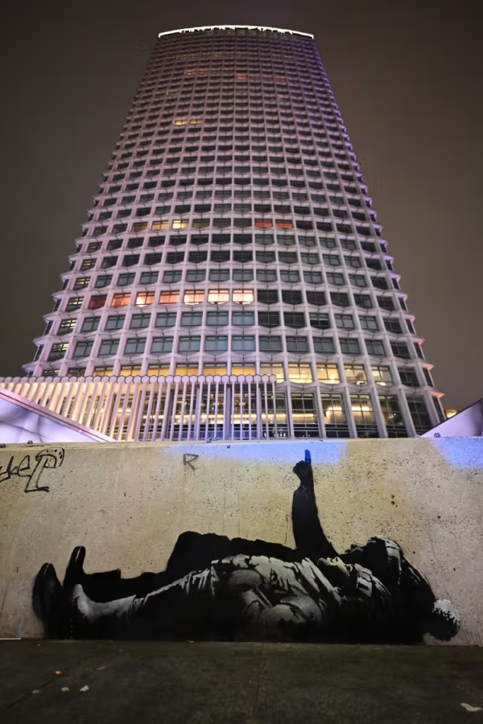 Banksy Londres surpreende com murais gêmeos em Bayswater e Centre Point, abordando juventude em situação de rua às vésperas do Natal.