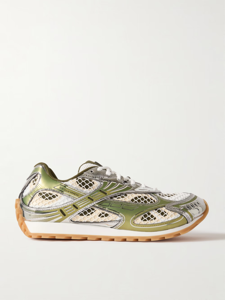 Bottega Veneta Orbit Flash leva o sneaker de luxo a um novo território ao unir trail, ballet e corrida retrô em um design ousado.