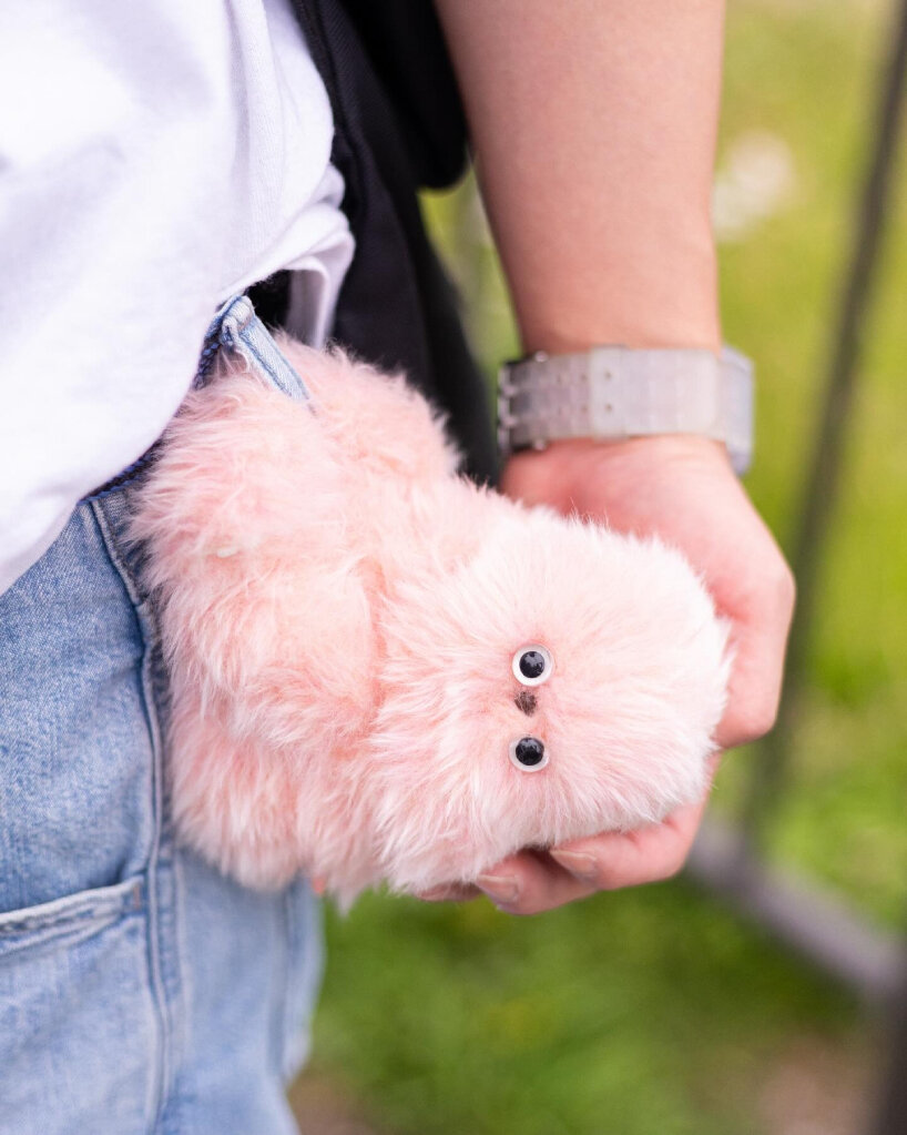 Mirumi mini attachable robot é um robô portátil que se prende a bolsas e reage a estímulos, unindo tecnologia, design e experiência emocional.