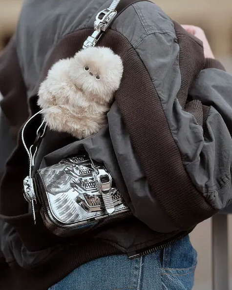 Mirumi mini attachable robot é um robô portátil que se prende a bolsas e reage a estímulos, unindo tecnologia, design e experiência emocional.