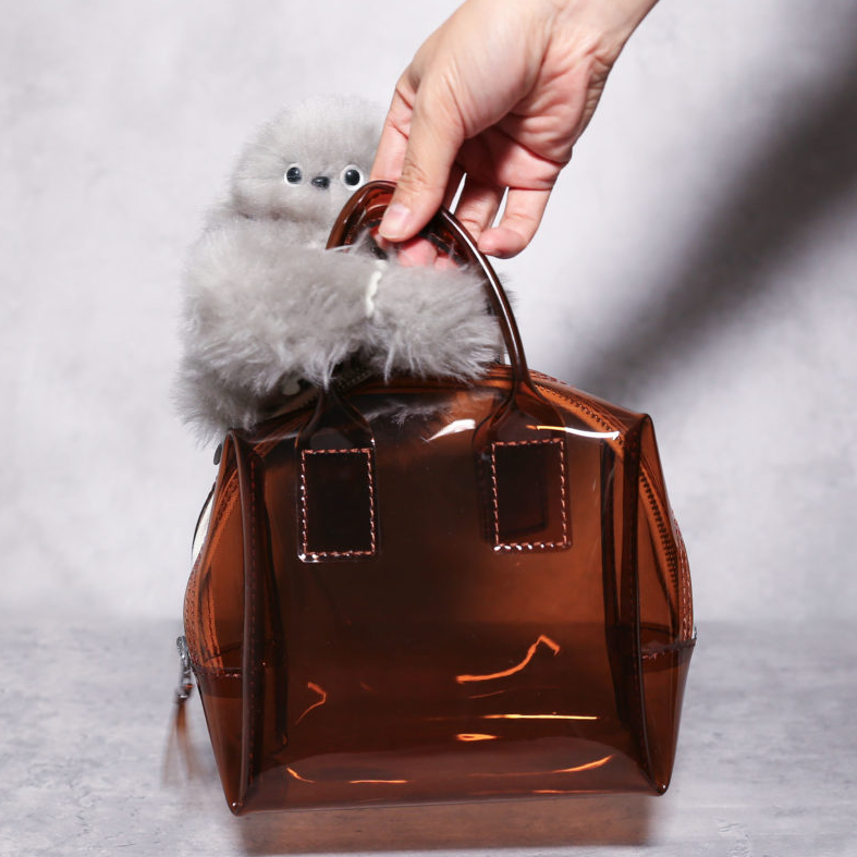 Mirumi mini attachable robot é um robô portátil que se prende a bolsas e reage a estímulos, unindo tecnologia, design e experiência emocional.