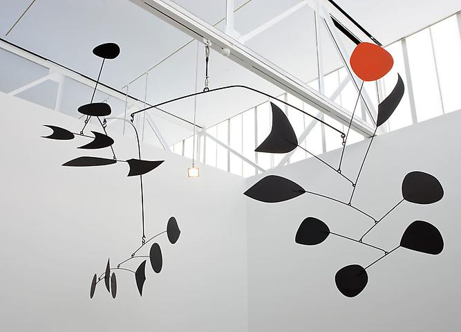 Fundação Louis Vuitton anuncia grande exposição de Alexander Calder em 2026, com 300 obras, mobiles históricos e o icônico Cirque Calder.