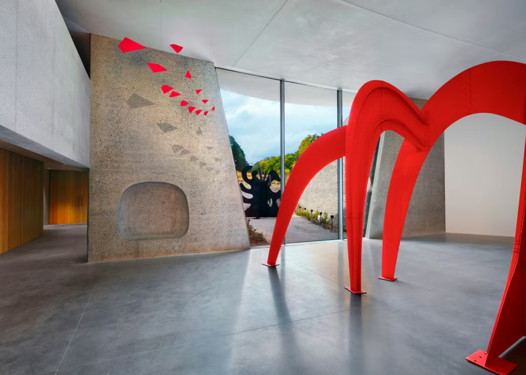Fundação Louis Vuitton anuncia grande exposição de Alexander Calder em 2026, com 300 obras, mobiles históricos e o icônico Cirque Calder.