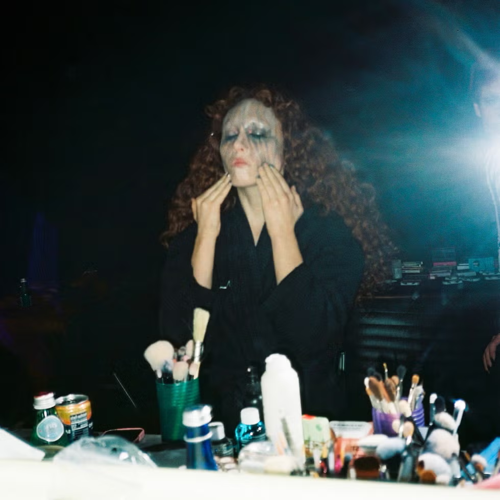 Chappell Roan na MAC: campanha global celebra beleza sem regras