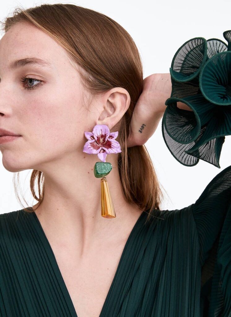 Flower earrings dominam o verão como acessório hype da estação